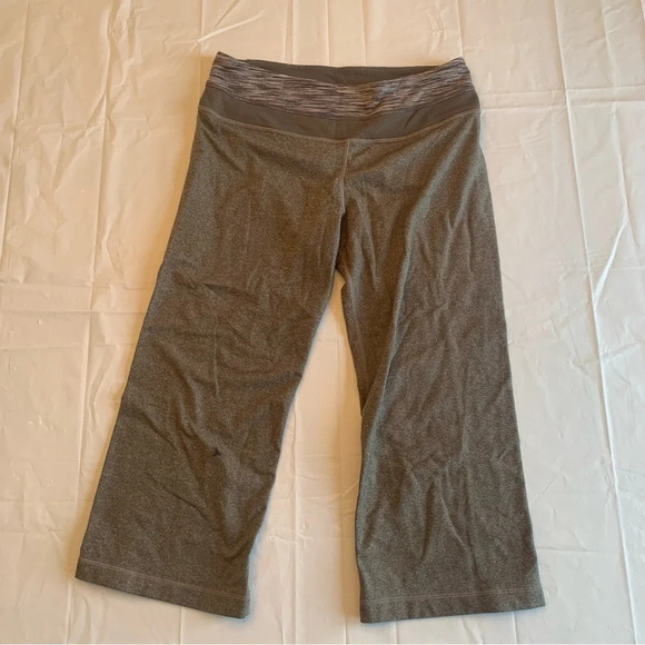๐๏ธโโ๏ธ Elevate Your Workout with Lululemon Grey Workout Capris - Size 6 ๐ช๏ธ - Picture 5 of 8